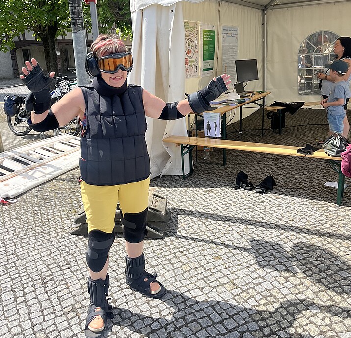 Besucheruín im Alterssimulationsanzug