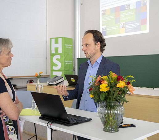 Die Prorektorin Bildung unterhält sich mit einem Professor.