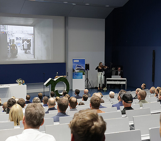 Eine Violinistin spielt auf dem Podium.