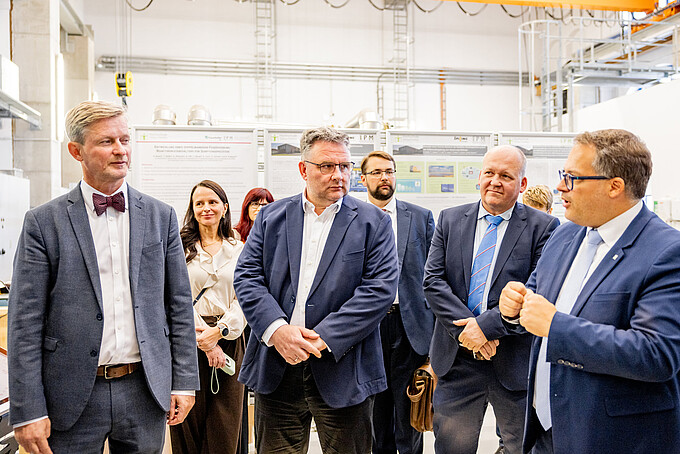 Dr. Andreas Handschuh und Christian Hartmann im Gespräch mit Vertreterinnen und Vertretern der Hochschule beim Rundgang durch das Zittauer Kraftwerkslabor und die Versuchsanlage AQVA-Heat.