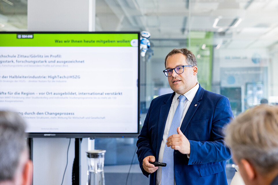 „Vorstellung der Hochschule Zittau/Görlitz beim Austausch mit Prof. Dr. Andreas Handschuh und Christian Hartmann.