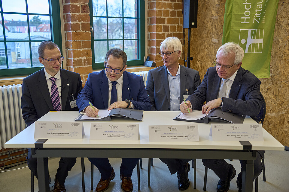 Vertreterinnen und Vertreter der Hochschule Zittau/Görlitz sowie der Projektpartner unterzeichnen die Vereinbarung zum Forschungsprojekt DC-LabSaxony beim offiziellen Projektauftakt.