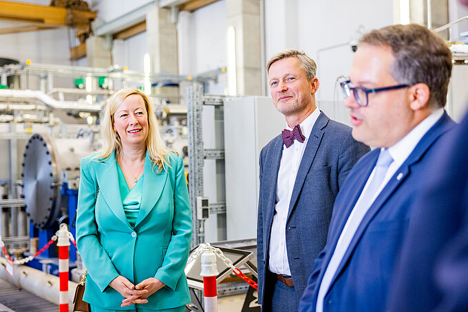Dr. Andreas Handschuh und Christian Hartmann im Gespräch mit Vertreterinnen und Vertretern der Hochschule beim Rundgang durch das Zittauer Kraftwerkslabor und die Versuchsanlage AQVA-Heat.