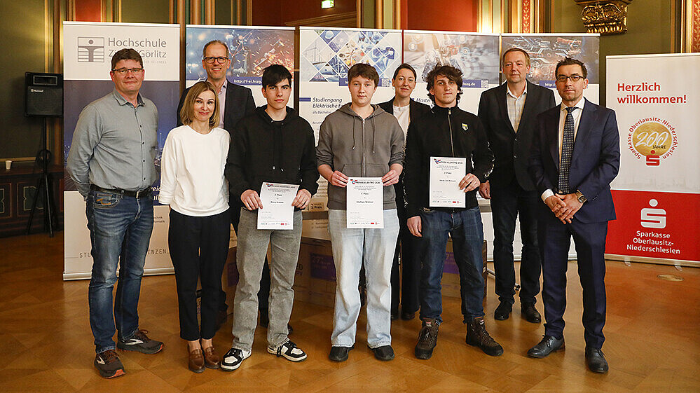 Die Sieger und Veranstalter der Neisse-Elektro stehen im Bürgersaal des Zittauer Rathauses zum Gruppenbild nebeneinander.