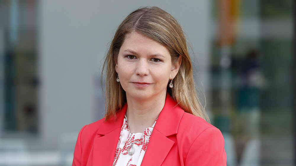 Prof. Dr.-Ing. Patricia Stange lächelt in die Kamera.