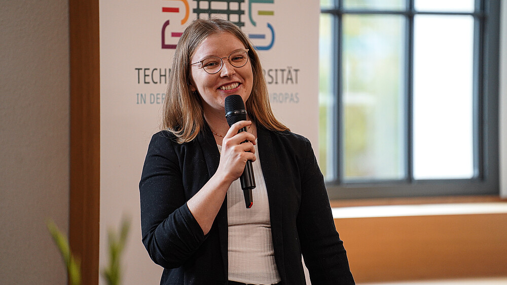 Foto: © SMWK Prof. Dr. Sonja Schellhammer bei der Preisverleihung an der TU Chemnitz.