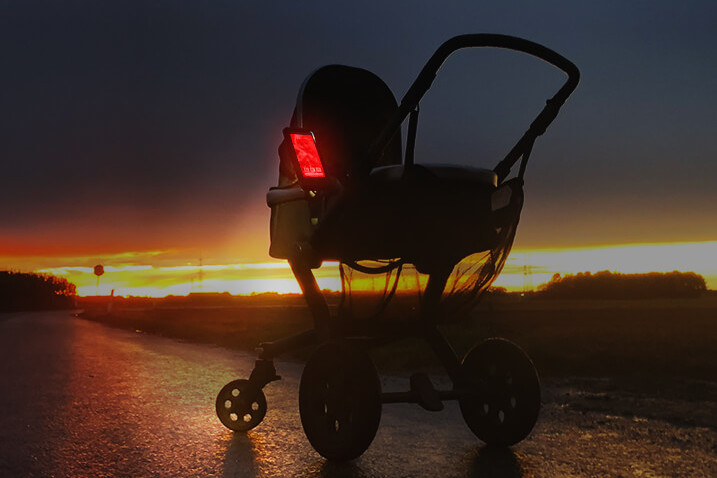 Kinderwagen mit Beleuchtung über Handy