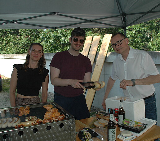 3 Personen am Grill