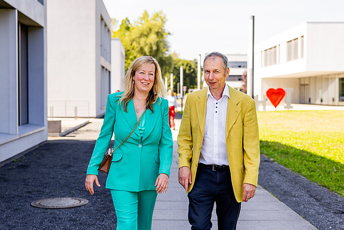Dr. Andreas Handschuh und Christian Hartmann beim Campusrundgang an der Hochschule Zittau/Görlitz.
