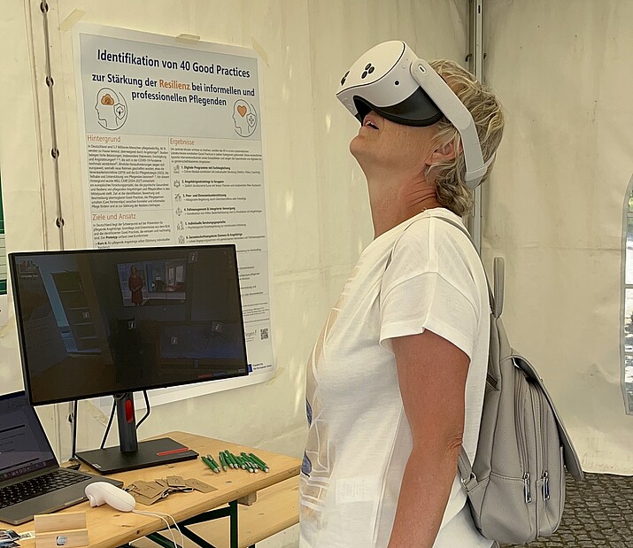 Besucherin mit VR-Brille