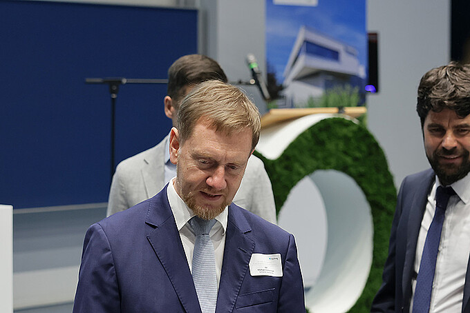 Michael Kretschmer und Prof. Scholz auf dem Podium.