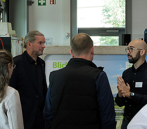 Gäste im Gespräch im Technikum.