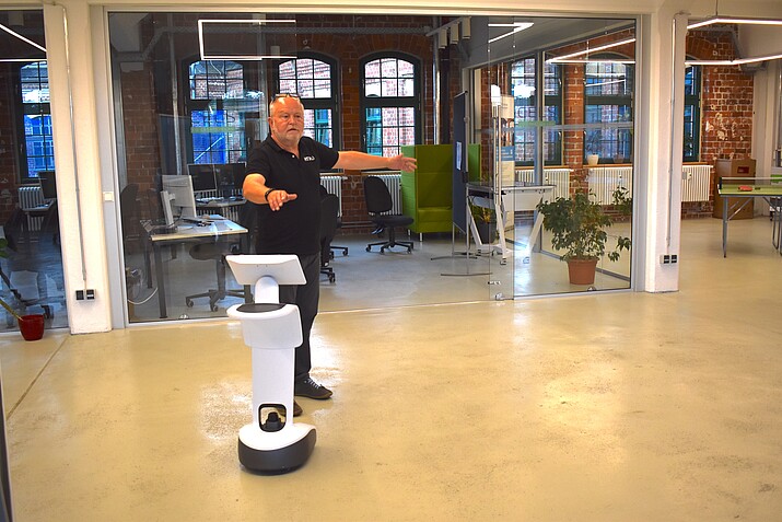 Mann mit Roboter