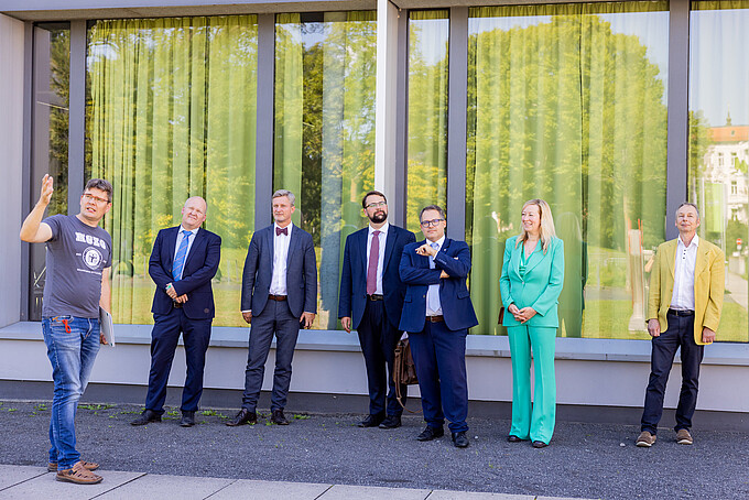 Dr. Andreas Handschuh und Christian Hartmann beim Campusrundgang an der Hochschule Zittau/Görlitz.