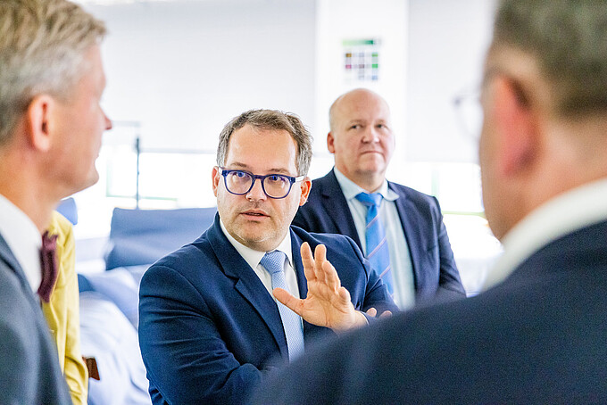 Dr. Andreas Handschuh und Christian Hartmann bei der Führung durch das DLR_School_Lab der Hochschule Zittau/Görlitz.