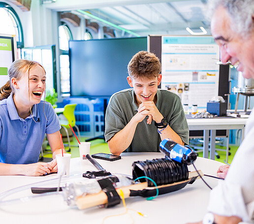 Die ausgezeichneten Teams aus Witzenhausen und Marburg präsentierten ihre Schulmodelle und nahmen die Preise des DLR-Preises 2026 entgegen. Bilder: Carla Schmidt