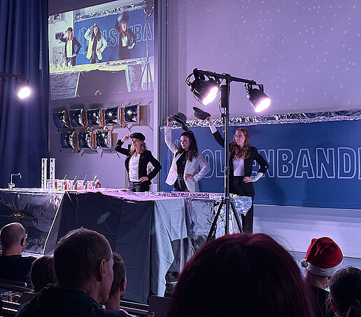 Drei Tänzerinnen tanzen auf der Bühne.