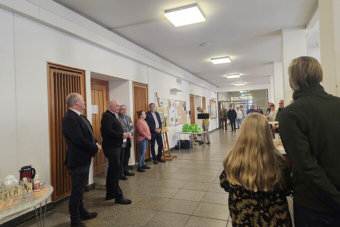 Herr Prof. Fichna und Kanzler Herr Duscha stehen im Gang und eröffnen die Veranstaltung vor stehendem Publikum.