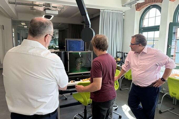 Vorstellung des DLR_School_Labs durch Dr. Thomas Fester und Christian Tiller.