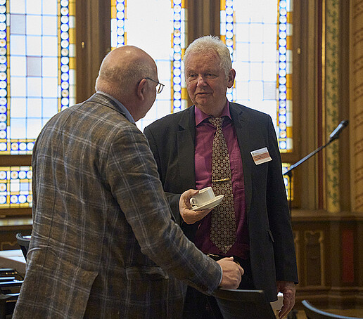 Zwei Gäste unterhalten sich.