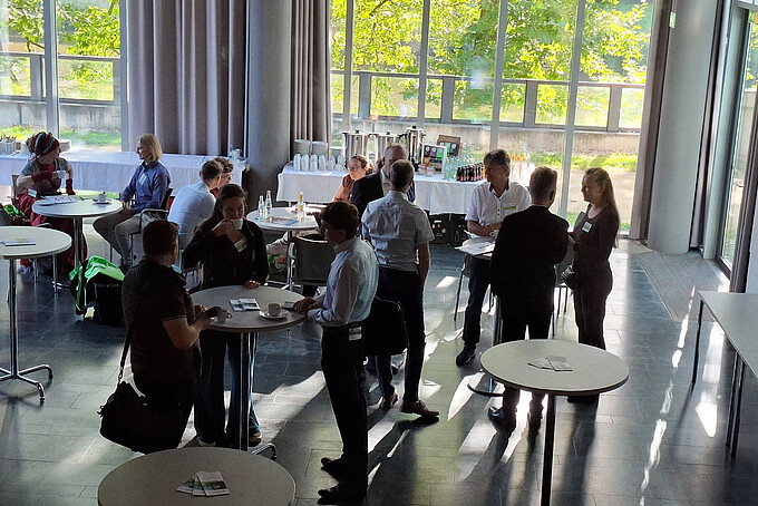 Teilnehmende des WeL’26 tauschen sich während einer Pause im Foyer aus.
