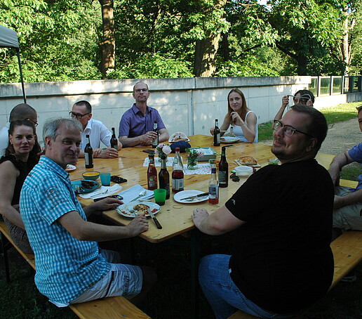 9 Personen am Tisch
