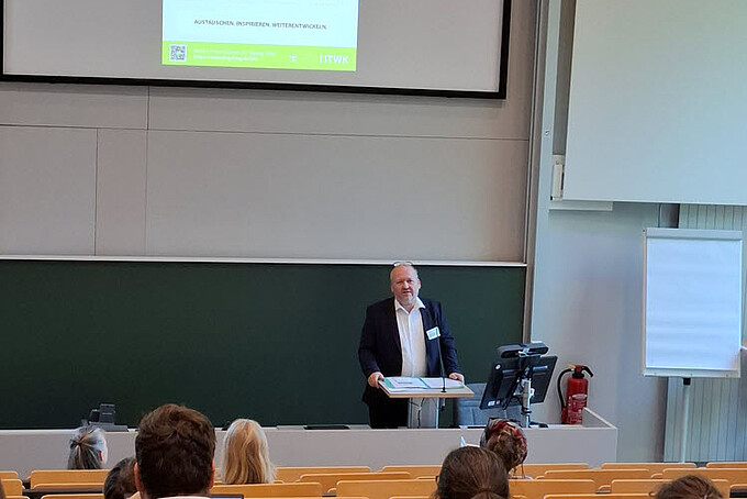 Kanzler Christoph Duscha spricht im Hörsaal zu den Teilnehmenden.