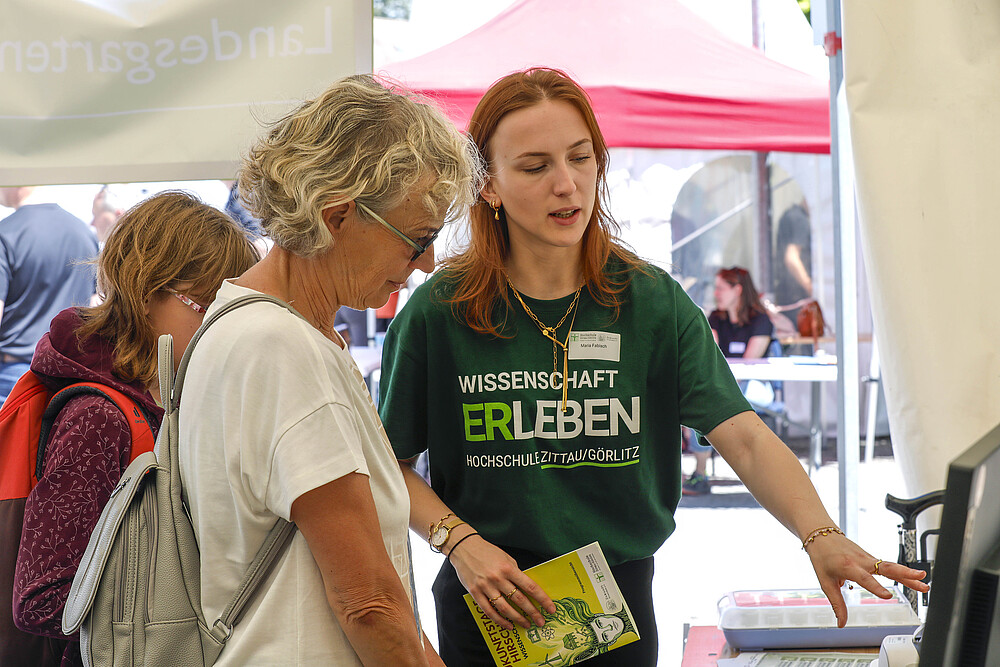 Besucherin lässt sich die Technik erklären