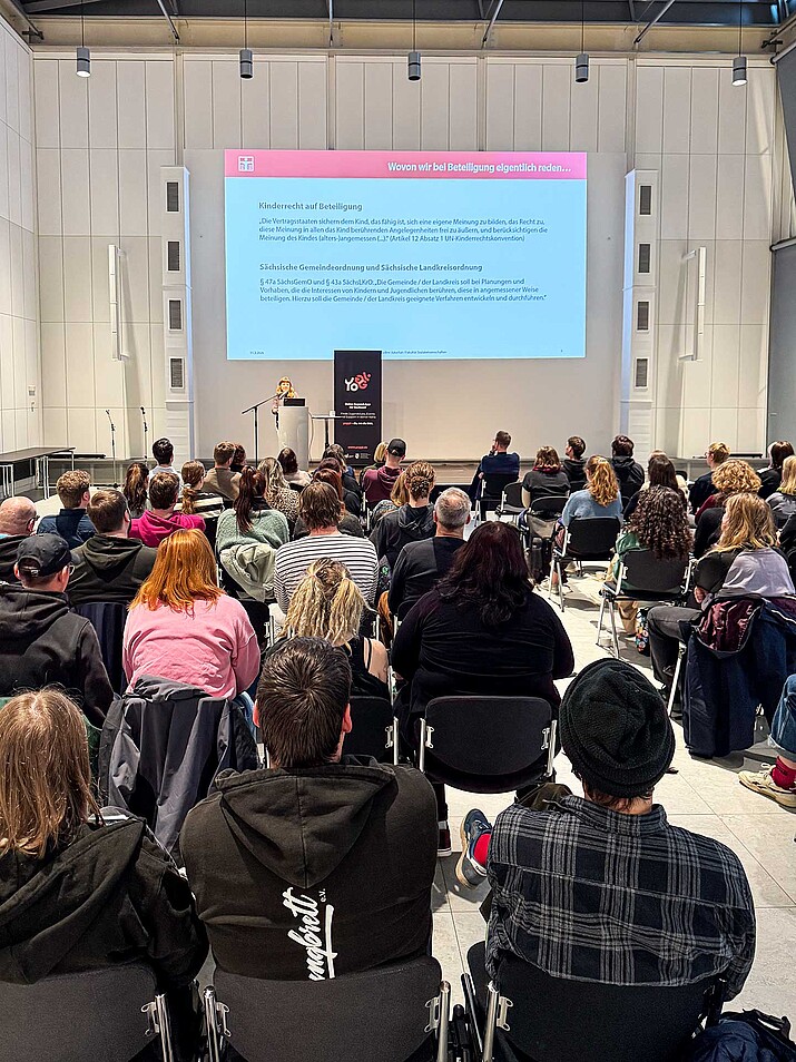 großer Saal mit Zuhörern und Nadine Jukschat als Vortragende