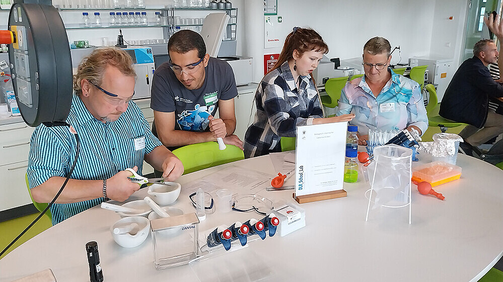 Lehrer und Studierende experimentieren im School Lab.