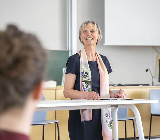 Die Prorektorin Bildung spricht ans Publikum gewandt.