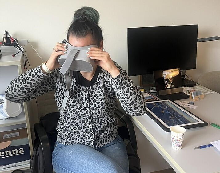 Frau hat VR-Brille auf