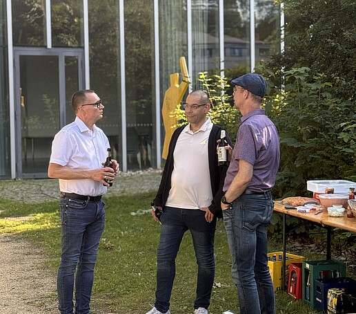 3 Personen unterhalten sich