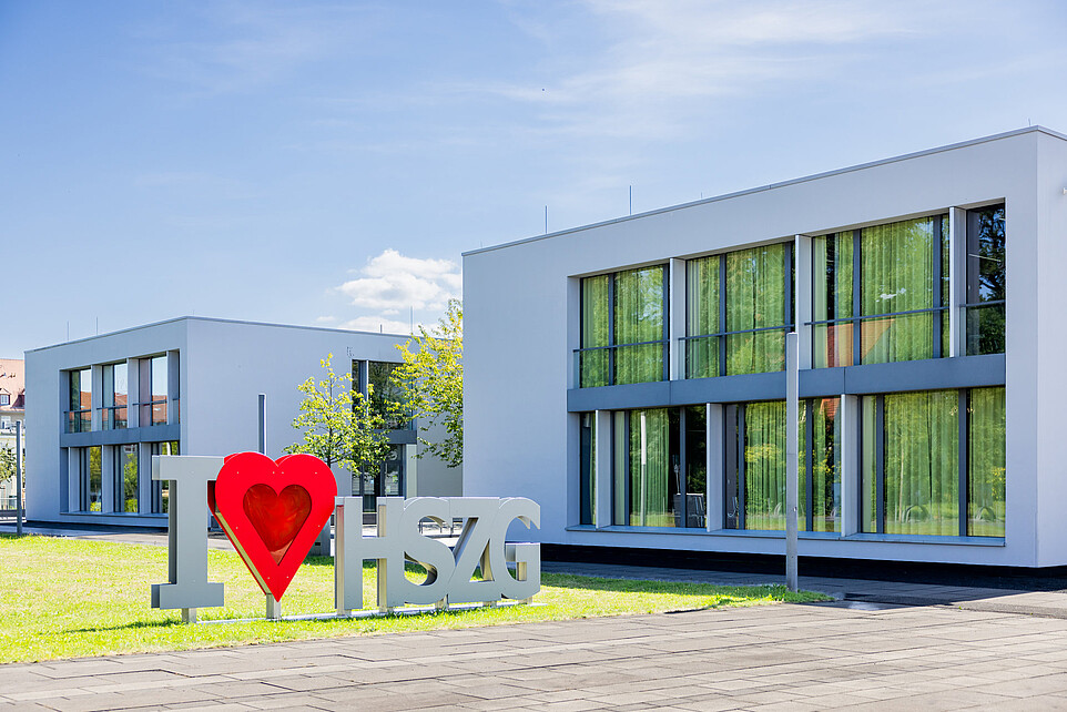 Schriftzug ‚I love HSZG' auf dem Campus der Hochschule Zittau/Görlitz.