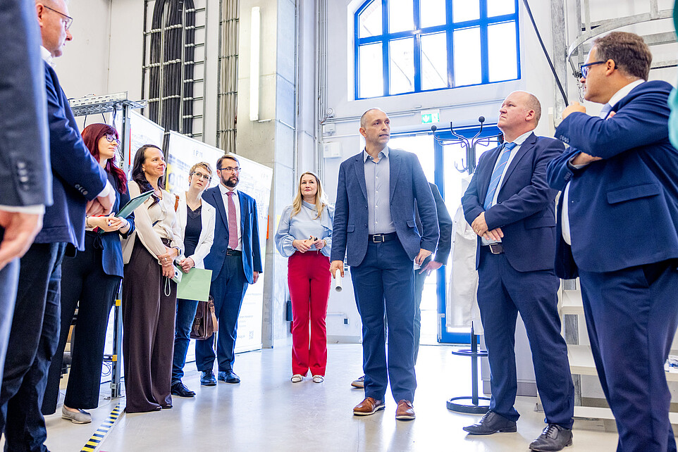 Dr. Andreas Handschuh und Christian Hartmann im Gespräch mit Vertreterinnen und Vertretern der Hochschule beim Rundgang durch das Zittauer Kraftwerkslabor und die Versuchsanlage AQVA-Heat.