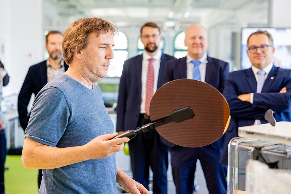 Dr. Andreas Handschuh und Christian Hartmann bei der Führung durch das DLR_School_Lab der Hochschule Zittau/Görlitz.