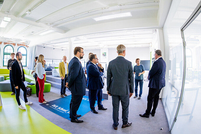 Dr. Andreas Handschuh und Christian Hartmann bei der Führung durch das DLR_School_Lab der Hochschule Zittau/Görlitz.